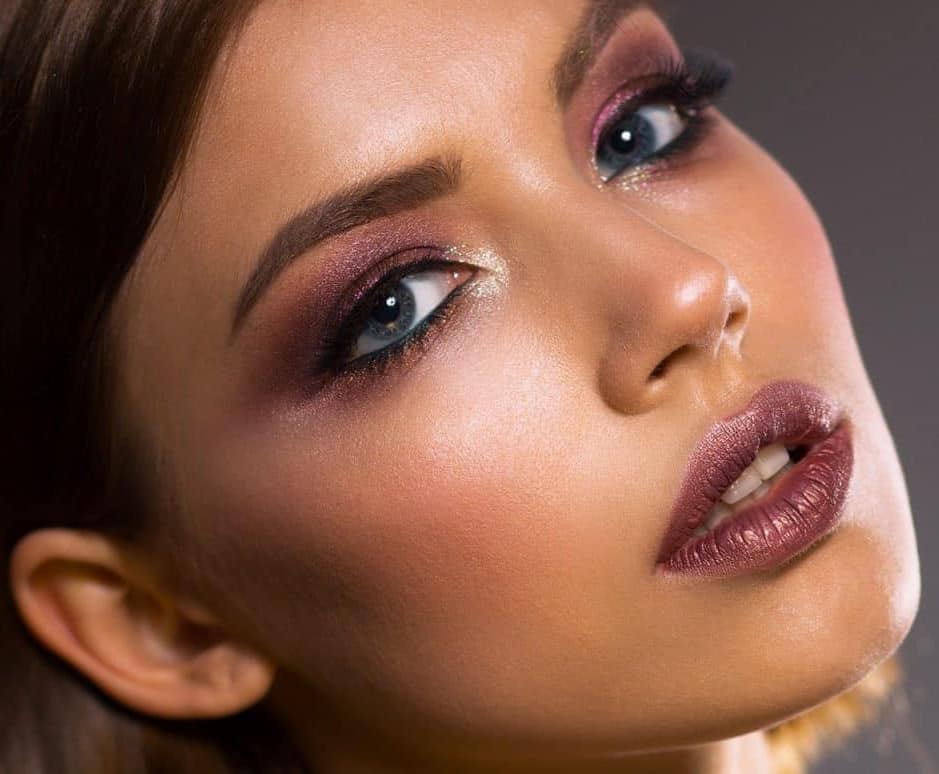woman wearing make up to improve self confidence on why do women wear makeup